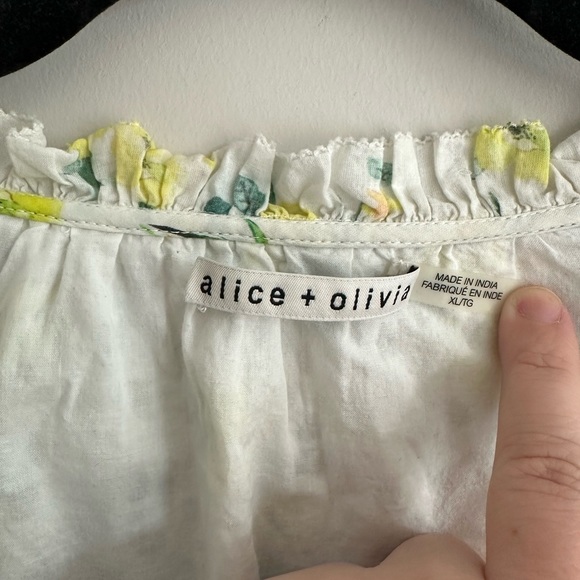 Alice + Olivia Flutter Sleeve top with Yellow Floral pattern - Picture 2 of 4